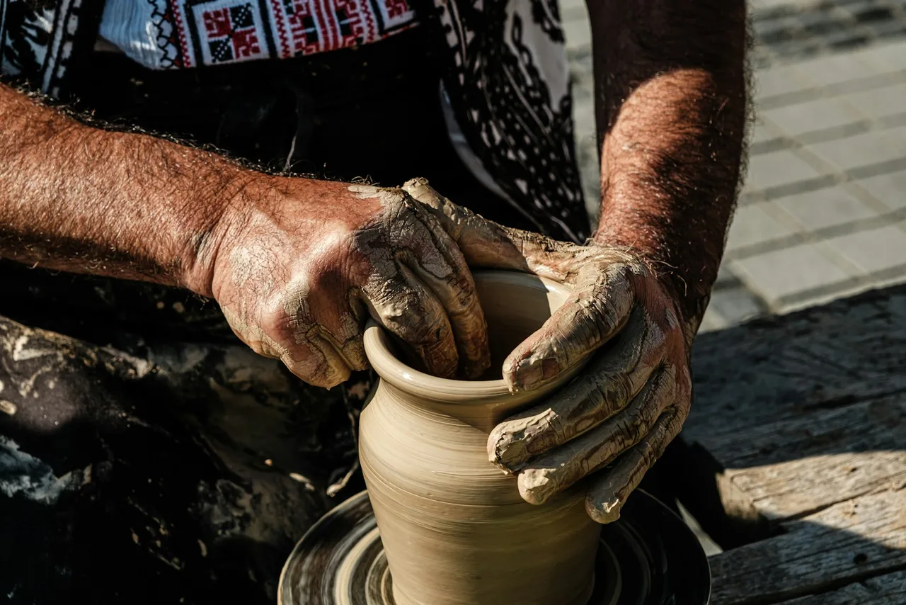 Le geste de l’artisan : l’expérience humaine avant les outils